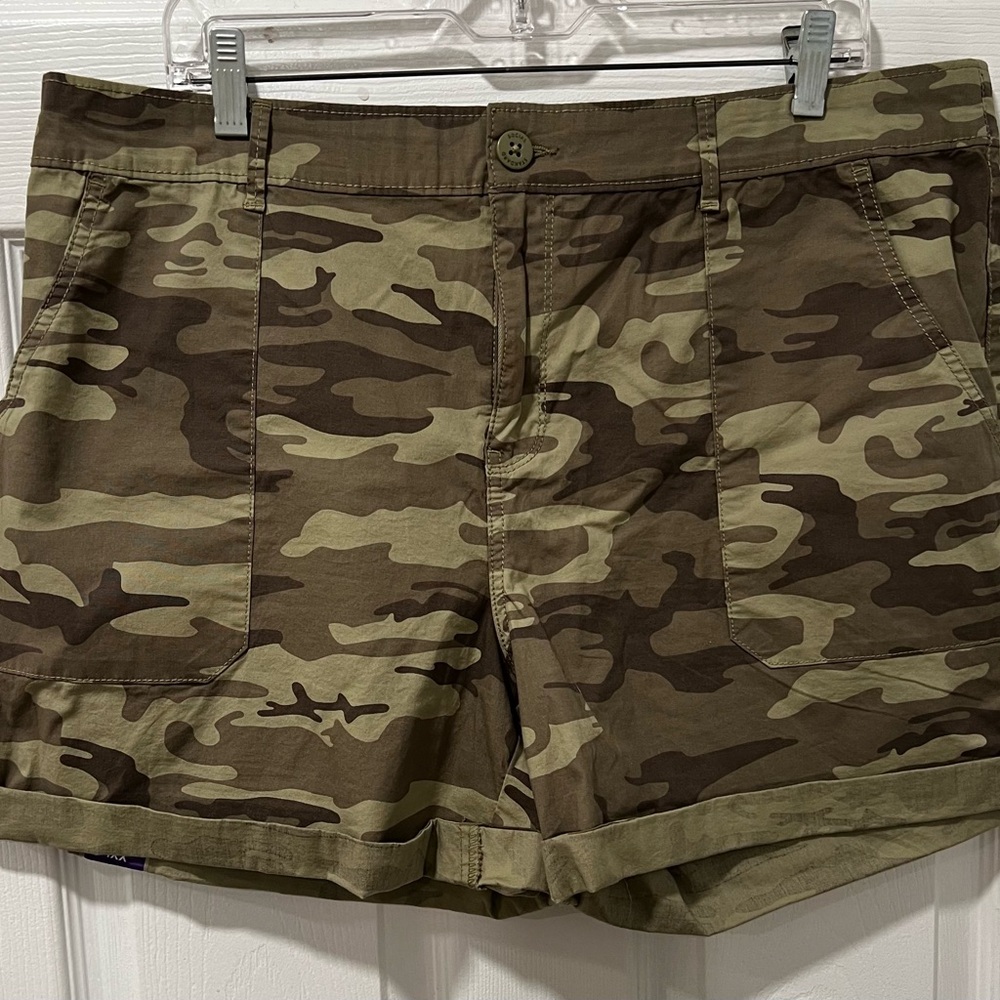 NWT Women XXL Camo Roll Tab Shorts Stretch Logo Pockets Zip/Button/Back Elastic